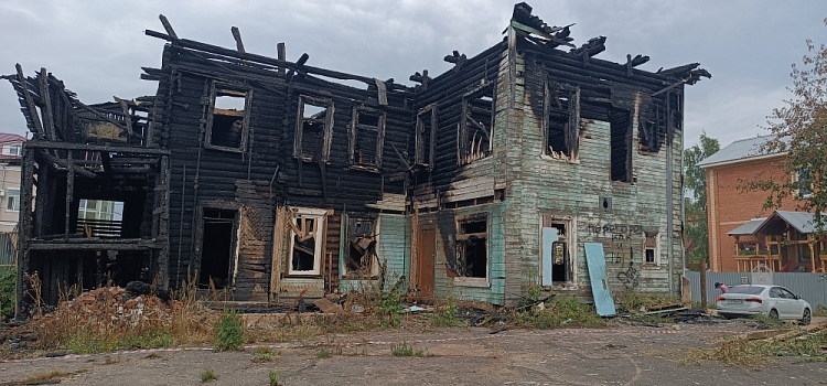 В Ростове возбуждено уголовное дело из-за сгоревшего памятника деревянного зодчества_249133