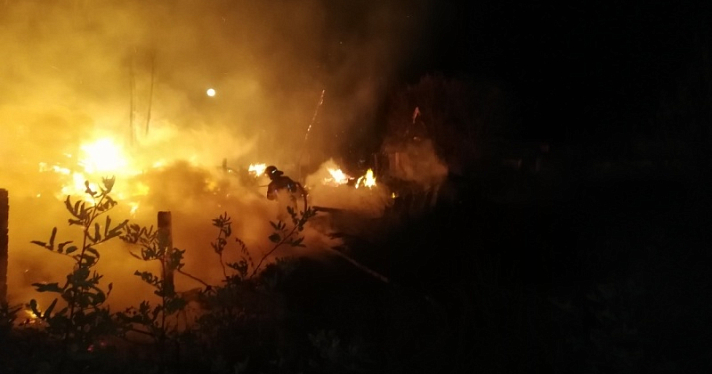 В Ярославской области сгорели три дома и автомобиль_252894