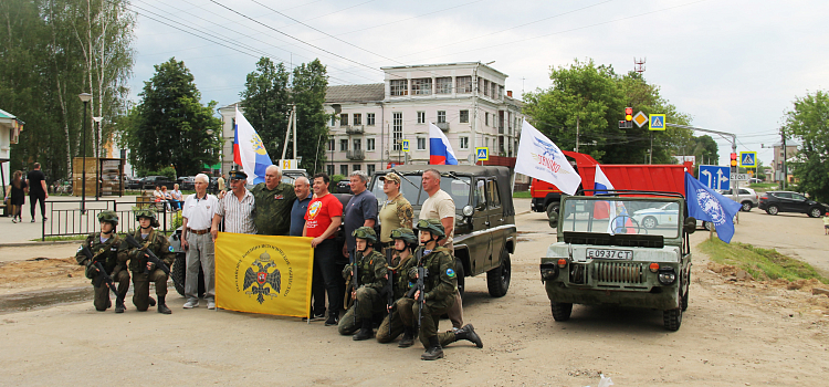 Снова в строю. В Ярославской области прошёл масштабный автопробег машин прошлого века_298175