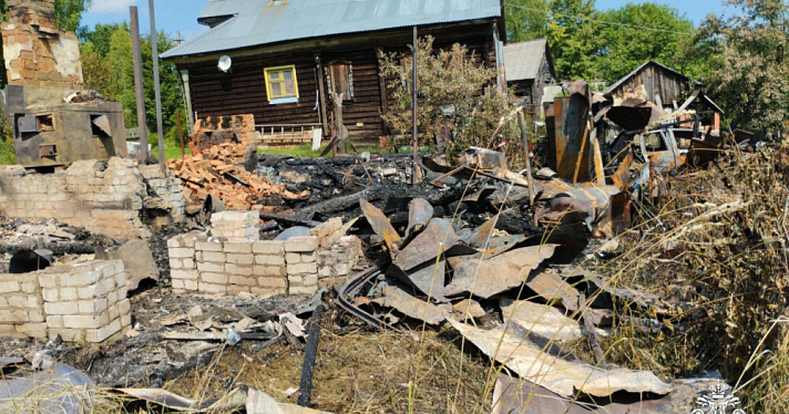 В Ростовском округе гроза уничтожила сразу несколько строений и автомобиль