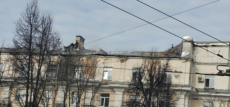 «Что-то случилось с проводкой»: жильцы горящей ярославской «сталинки» рассказали о происшествии_267013
