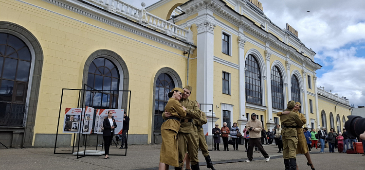 В Ярославле у главного вокзала закружил «Майский вальс»