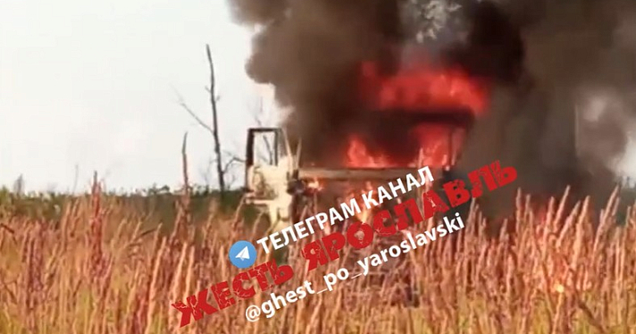 Под Ярославлем в поле сгорел КамАЗ во время уборки