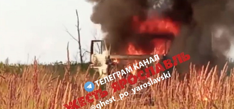 Под Ярославлем в поле сгорел КамАЗ во время уборки