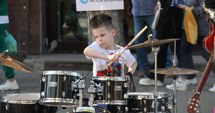 Юный барабанщик покорил сердца публики: восьмилетний уличный музыкант рассказал, как начал играть на ударных