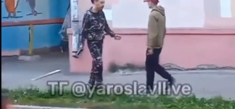 Приставал и пинал прохожих: в Ярославле ищут хулигана в камуфляжном костюме_244024