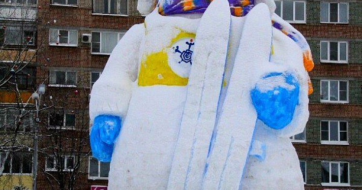 В Рыбинске на площади Дерунова появился огромный снеговик_22452