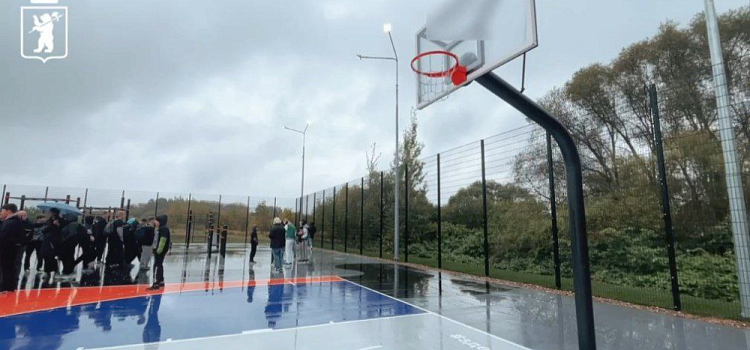 В центре Ярославля открыли Центр уличного баскетбола