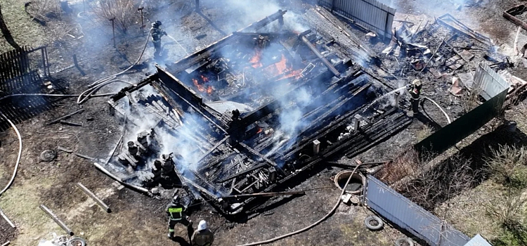 В Ярославле огонь уничтожил два дома и хозпостройки_314860