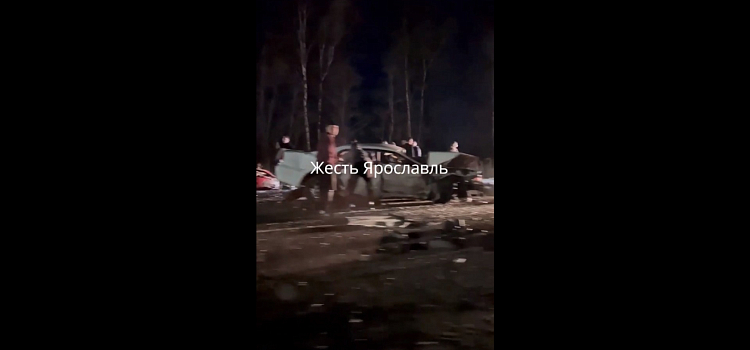 Погиб на месте: под Ярославлем произошло тройное ДТП_239032