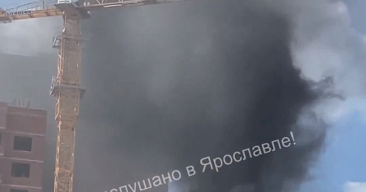 В Ярославле загорелась новостройка в Заволжском районе_245122