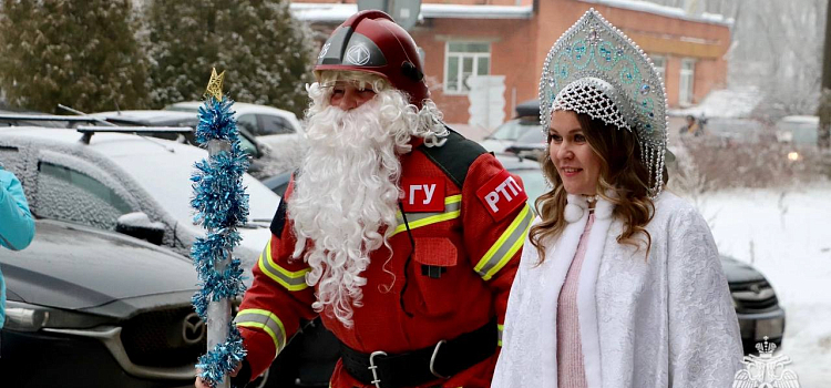 Подарки вручили через окно: в Ярославле в областную детскую больницу приехал «пожарный Дед Мороз»_289701
