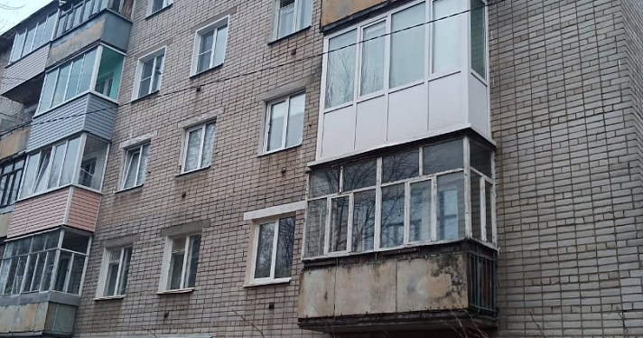 Во Фрунзенском районе Ярославля женщина упала с четвертого этажа: подробности происшествия_236688