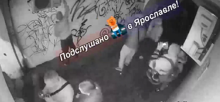 «Нагадили...»: в центре Ярославля толпа молодых людей испортила арку_324588