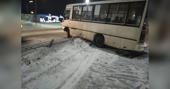  «Никогда такого не было, и вот опять!»: в Ярославле второй день подряд водители автобусов сносят ограждения