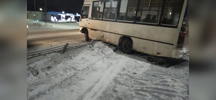  «Никогда такого не было, и вот опять!»: в Ярославле второй день подряд водители автобусов сносят ограждения
