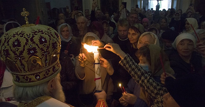 В Казанский монастырь привезли Благодатный огонь