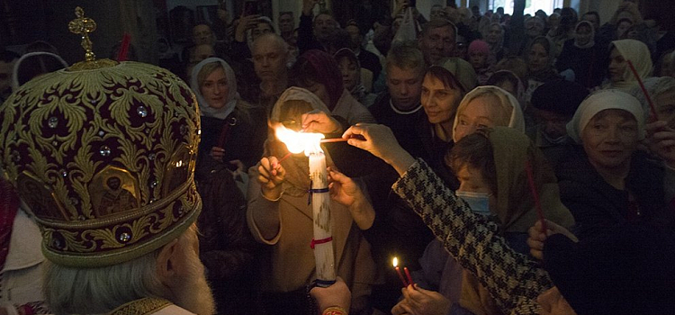В Казанский монастырь привезли Благодатный огонь