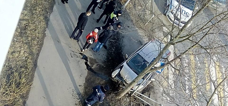 В Рыбинске водитель снес забор у школы № 10