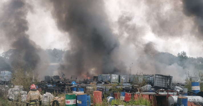 В Ярославской области загорелся завод по переработке отходов_251335