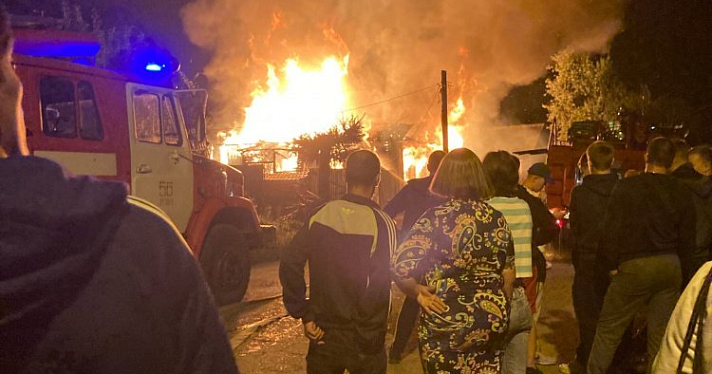 Дом горел, а соседи снимали на телефон: подробности пожара в Угличе