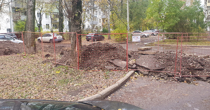 Жителей двора в Дзержинском районе массово оштрафовали за парковку на газоне_254423
