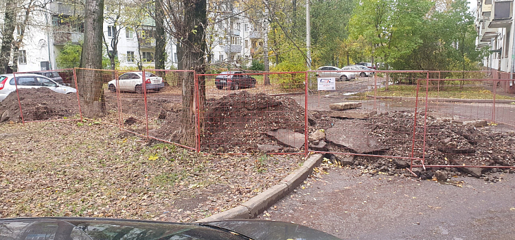 Жителей двора в Дзержинском районе массово оштрафовали за парковку на газоне_254423