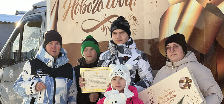 Дмитрий Миронов направил семьям участников СВО из Ярославской области новогоднюю «Машину чудес» с подарками_289227