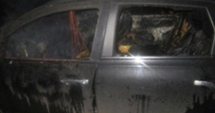 Ночью в Дзержинском районе Ярославля загорелся легковой автомобиль 