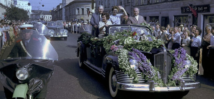 Люди заполняли все улицы и забирались на крыши домов. Как ровно 60 лет назад Ярославль чествовал землячку Валентину Терешкову после ее знаменитого полета