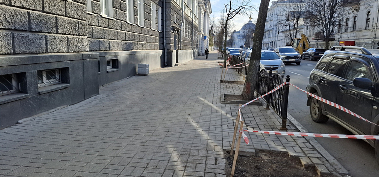 В центре Ярославля готовят почву к высадке новых деревьев