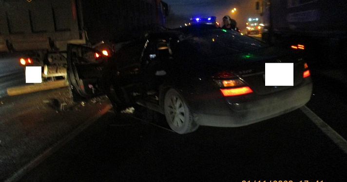 В Ярославской области в тройном ДТП пострадали водитель и 18-летняя пассажирка иномарки_256205
