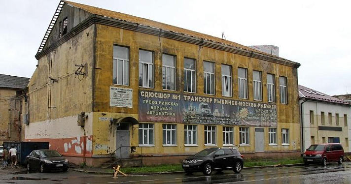 В Рыбинске уже наполовину отремонтировали крышу спортшколы № 1