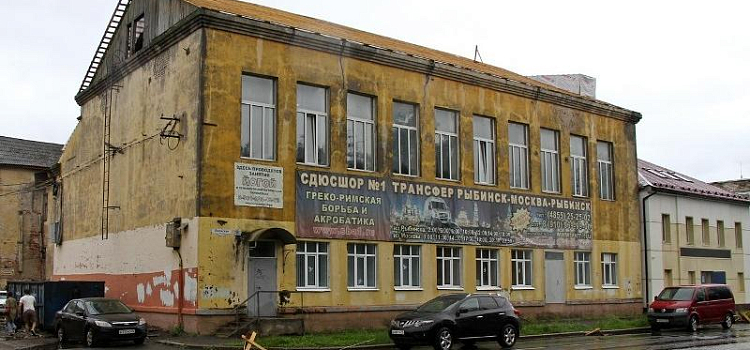 В Рыбинске уже наполовину отремонтировали крышу спортшколы № 1