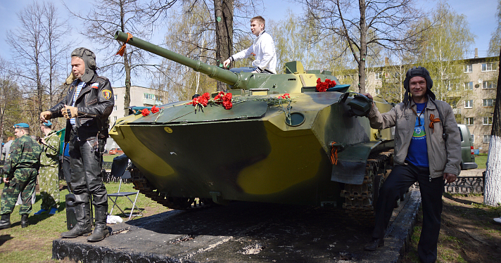 Боевую машину десанта установили на улице Угличской_30685