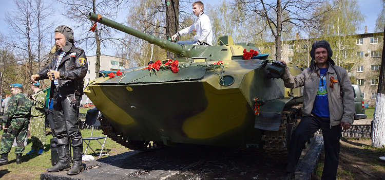 Боевую машину десанта установили на улице Угличской_30685