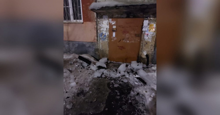 В Ярославле сошедшая с крыши глыба льда завалила вход в подъезд
