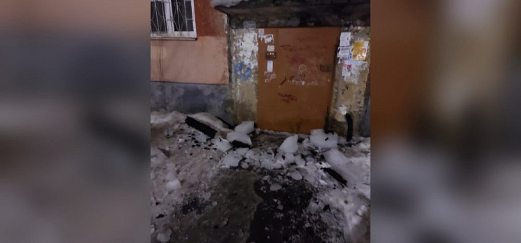 В Ярославле сошедшая с крыши глыба льда завалила вход в подъезд