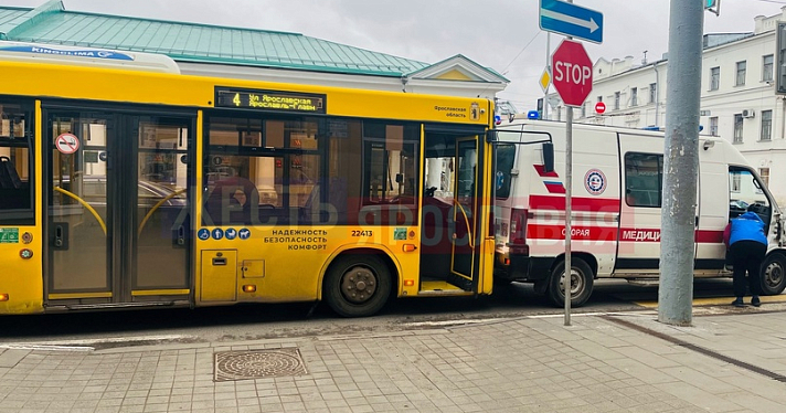 В Ярославле автобус врезался в машину скорой помощи, приехавшую за пассажиром этого автобуса_254738