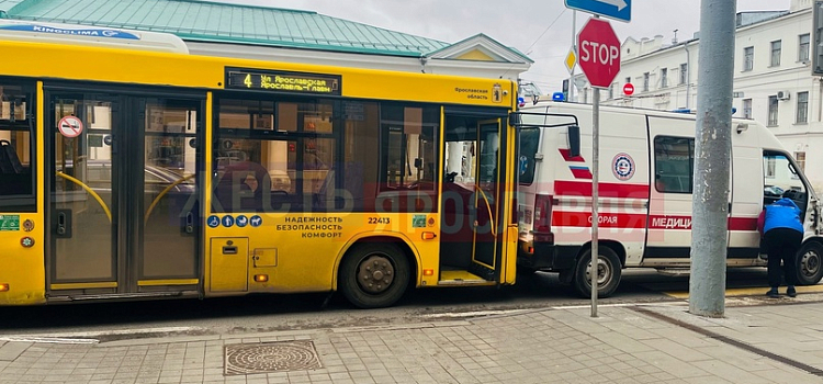 В Ярославле автобус врезался в машину скорой помощи, приехавшую за пассажиром этого автобуса_254738