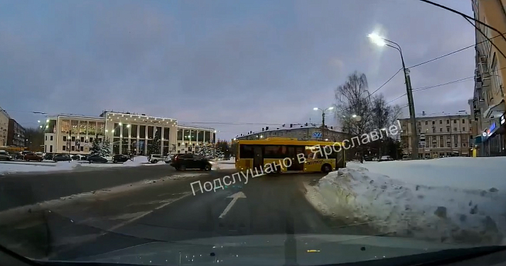 Три человека пострадали в ДТП с участием автобуса в Ярославле_260037