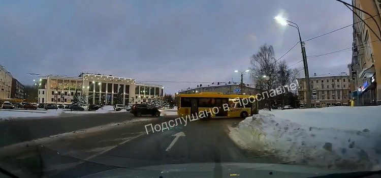 Три человека пострадали в ДТП с участием автобуса в Ярославле_260037