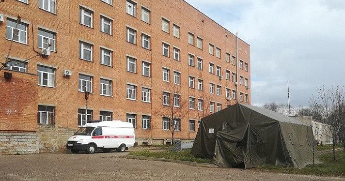 У ярославского госпиталя поставили палатку для дезинфекции