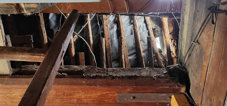 В Ярославской области из-за снега обрушилась кровля аварийного дома_312174