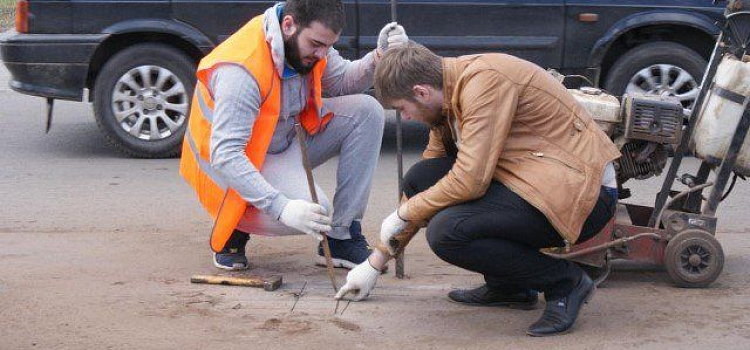 Сотрудники Технадзора взяли пробы асфальта на Ленинградском проспекте Ярославля 