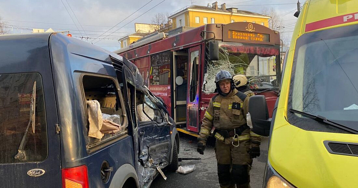 В Ярославле троллейбус столкнулся с легковушкой, а автобус намертво застрял в яме_236339