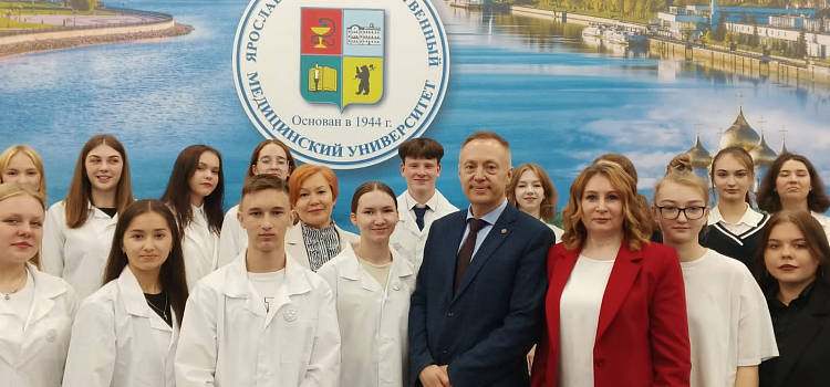 В Ярославском медицинском университете вручили дневники ученикам профильных медицинских классов_251904