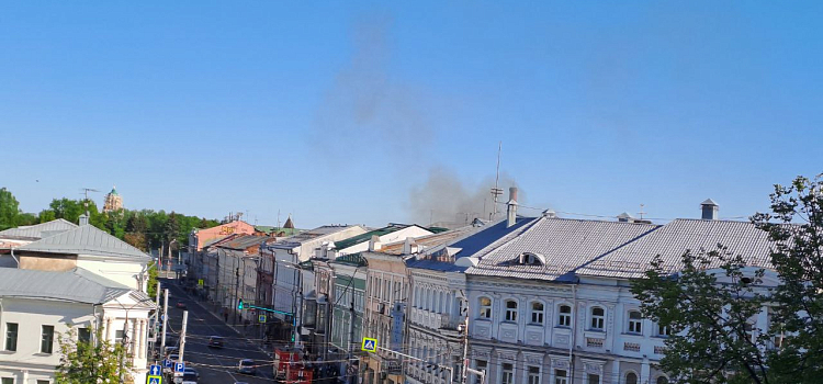 В центре Ярославля из-за пожара эвакуировали офисы и известный ресторан_273310