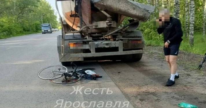 В Ярославле молодой велосипедист врезался в бетономешалку на обочине