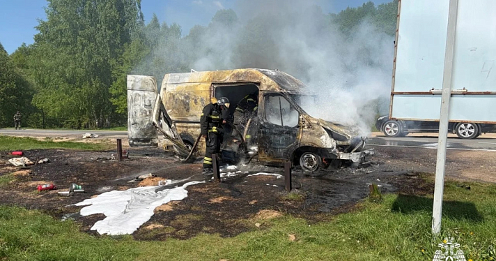В Ярославской области загоревшийся фургон подпалил рядом стоящий автомобиль 